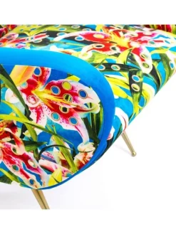 Armstoel flowers with holes