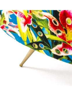 Armstoel flowers with holes