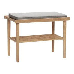 Bank met grijs kussen