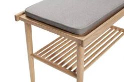 Bank met grijs kussen