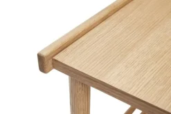 Bank met grijs kussen