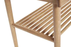 Bank met grijs kussen