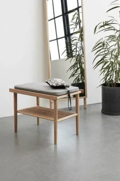 Bank met grijs kussen