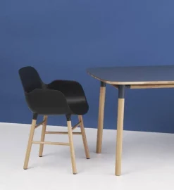 Form Armchair stoel eiken zwart
