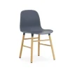 Form Chair eiken stoel blauw