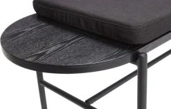 Houten bank met kussen zwart