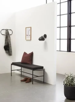 Houten bank met kussen zwart