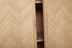 Houten kast met deuren