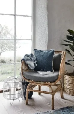 Rotan armstoel met grijs kussen
