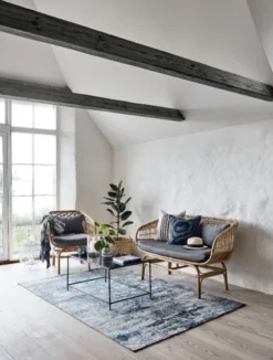 Rotan armstoel met grijs kussen