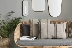 Rotan bank met grijze kussens