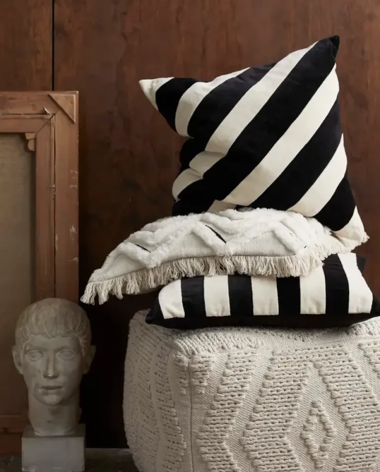 Theta kussen zwart/ivoor inclusief vulling - 2594