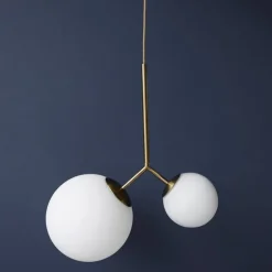 Twice hanglamp messing met twee wit glazen kappen