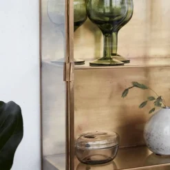 Vitrinekast messing met drie glazen planken en deur