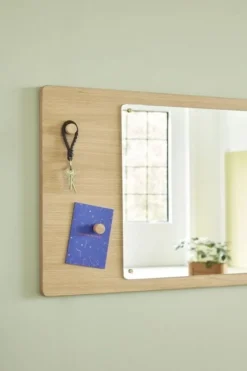 Wandspiegel met prikbord